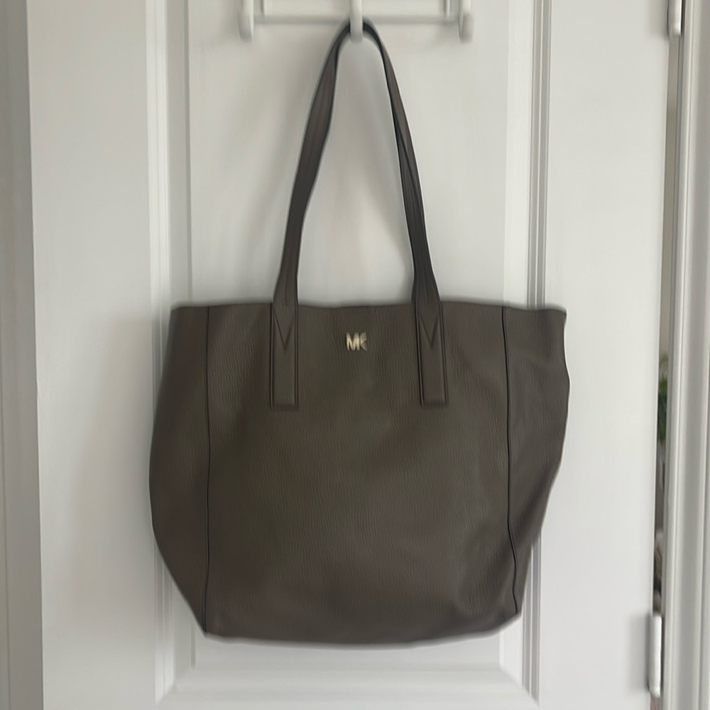 Large pebbled, leather  Michael Kors bag in great condition